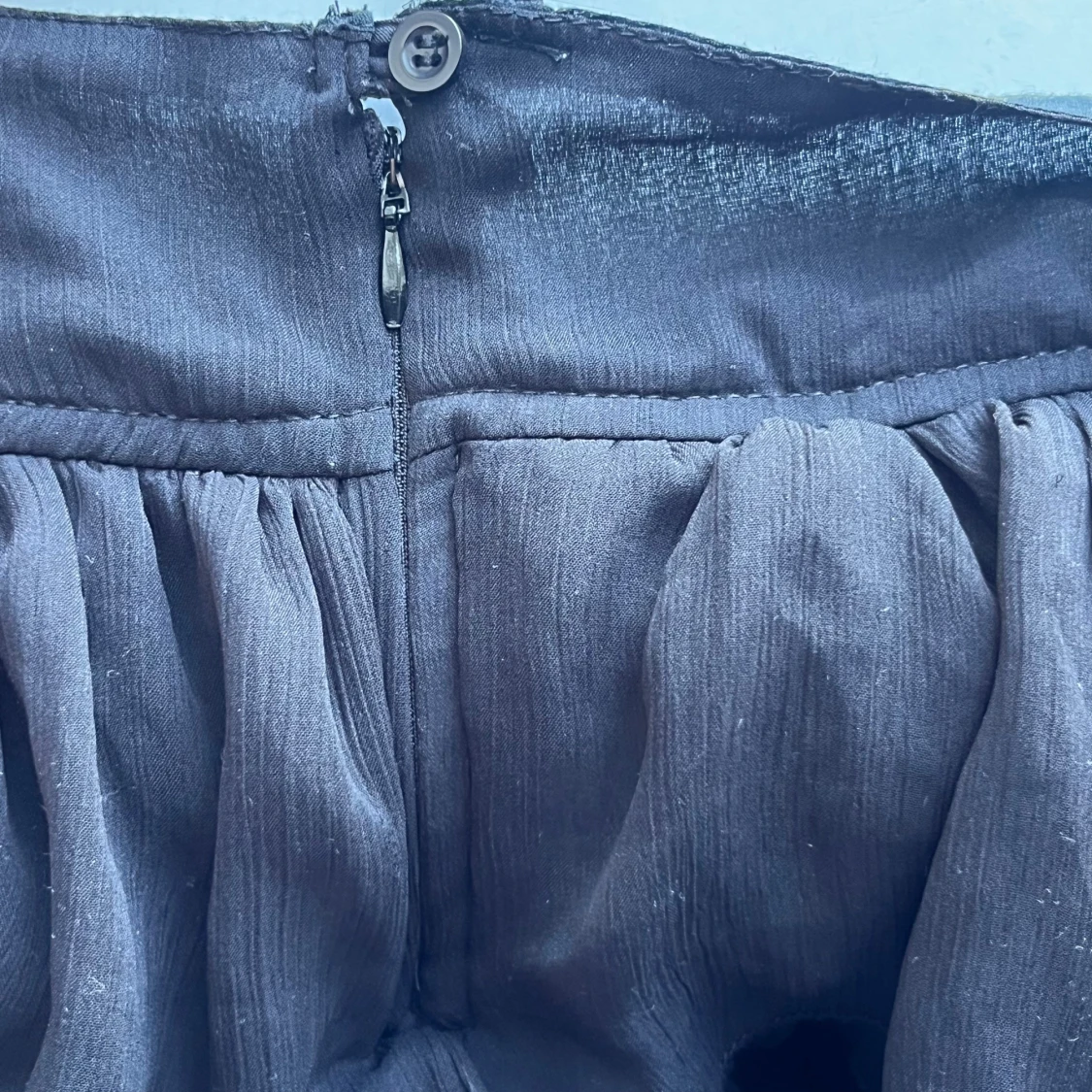 Svart volangkjol med dragkedja - 2