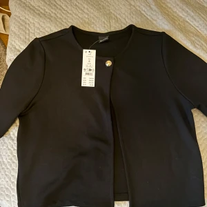 Helt oanvänd kortärmad kofta. Jättefin säljer pågrund av ingen användning.  - Köpt för 300 säljer för 250 men pris kan diskuteras vid snabb affär 