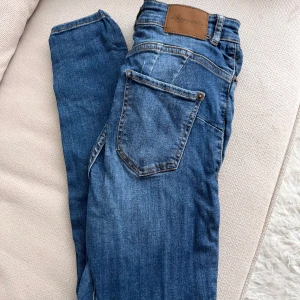 Skinny Jeans från Happy Holly - Skinny Jeans från märket Happy Holly! Finns i blå och marinblå!