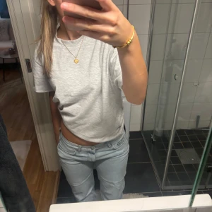 Ljusblå raka jeans från Gina - Säljer ett par ljusblå jeans från Gina med låg midja och raka ben. Klassisk femficksmodell i mjukt jeanstyg, perfekt för en avslappnad stil. Snygga att matcha med både t-shirt och hoodie.