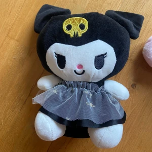 Kuromi från Sanrio  - Söt Kuromi nalle. Lite glitter från henne har lossnat men annars är hon i ett fint skick.