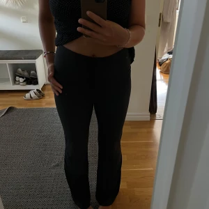 Lululemon - Yogapants - Modell : Groove Nulu high-Rise Flared Pant Regular   Säljer mina svarta utsvängda yoga/träningsbyxor ifrån Lululemon.   Byxorna är använda flera gånger men i mycket fint skick.   Köpt i butik, Stockholm, November 2024. Kvitto kan uppvisas.   Original pris : 1280kr  Säljs för        : 699kr   Pris kan diskuteras!!   Storlek : 10 (motsvarar en S/M) dock lite större i storleken så närmare M.