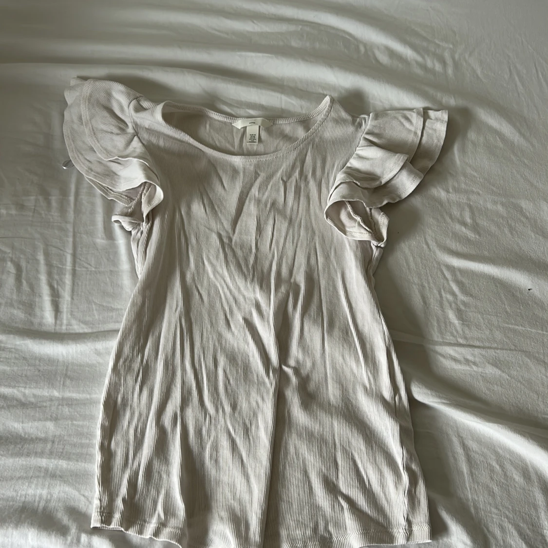 Beige ribbad topp med volangärm H&M