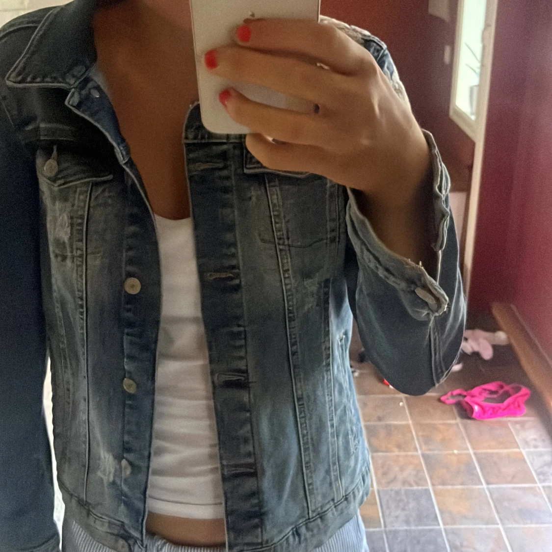 Blå jeansjacka med broderade blommor