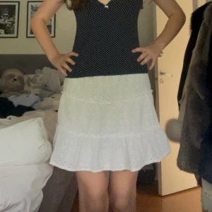 Söt kjol från newyorker💖 - Supersöt jkol! Kjolen har volanger och är i luftig bomull med broderade hålmönster. Den är knappt använd och är super skön, den passar till nästan alla auotfittar!Perfekt för sommarens alla tillfällen!