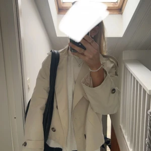 Beige trenchcoat  - Använd 2 gånger. Helt nyskick. Storlek XS men passar även S.❤️