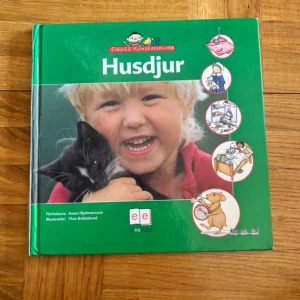 Figges kunskapsklubb: Husdjur - Upptäck allt om husdjur! Den här boken är fylld med roliga fakta, bilder och tips om hundar, katter, grisar, hamstrar och fler djur. Perfekt för dig som är nyfiken på att skaffa ett eget djur eller bara vill veta mer om våra fyrbenta vänner.