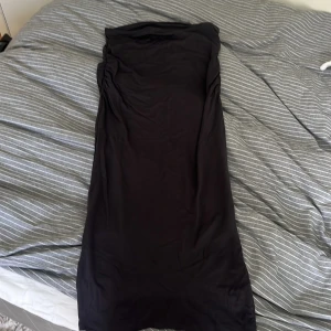 Grå långkjol - Jättesnygg lång grå kjol från gina tricot, en fin scrunch på sidorna med en tight passform, perfekt för en utekväll eller bara en enkel stil🩷resoren i midjan är osydd då den var för liten för mig men är annars i väldigt fint skick