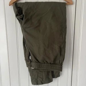 Olivgröna linnebyxor med resår - Snygga olivgröna linnebyxor med resår från Arket 