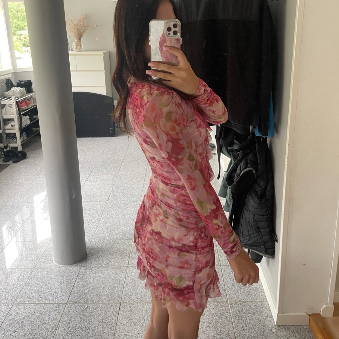 Rosa blommig meshklänning med volang - 1