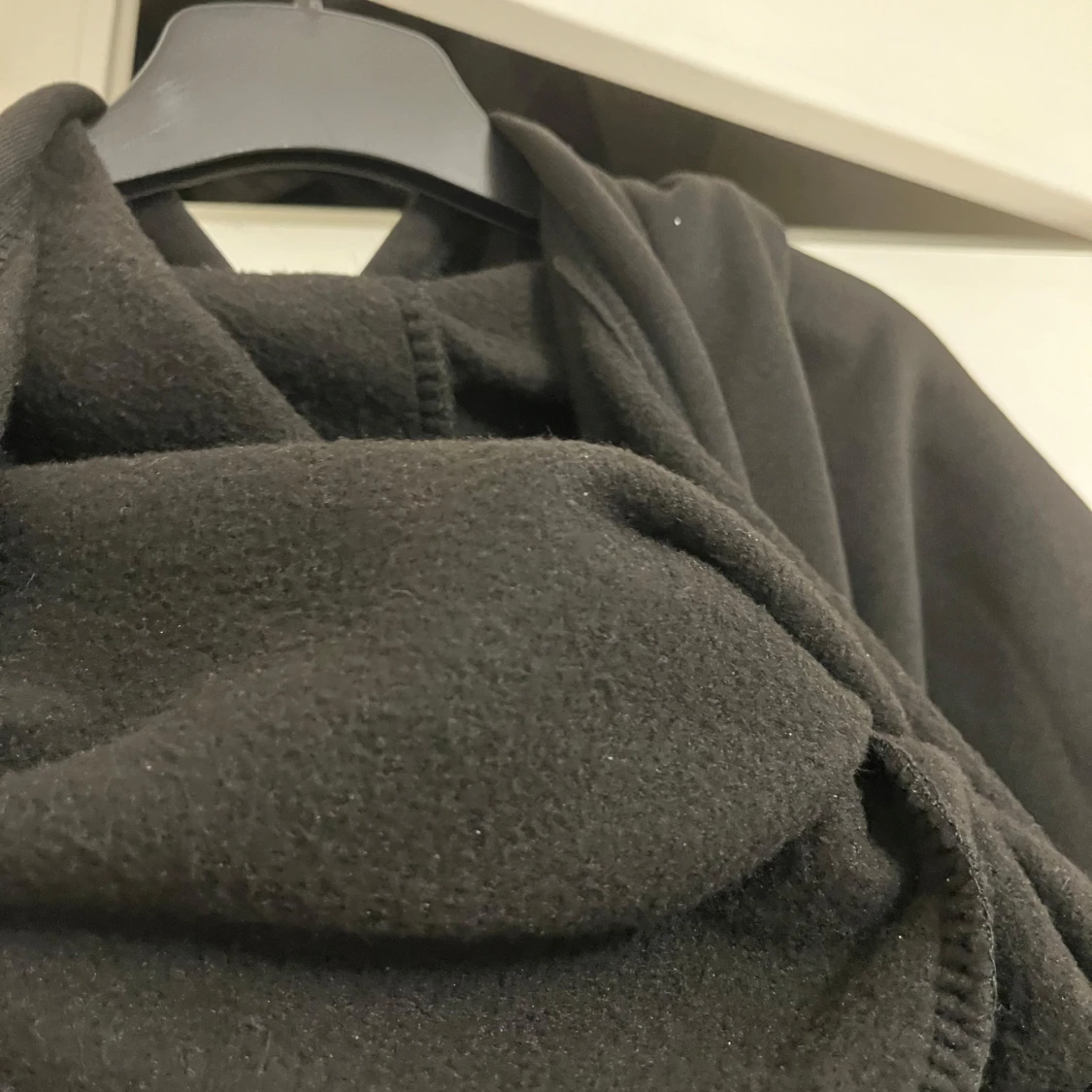 Svart hoodie med biltryck från SHEIN - 3