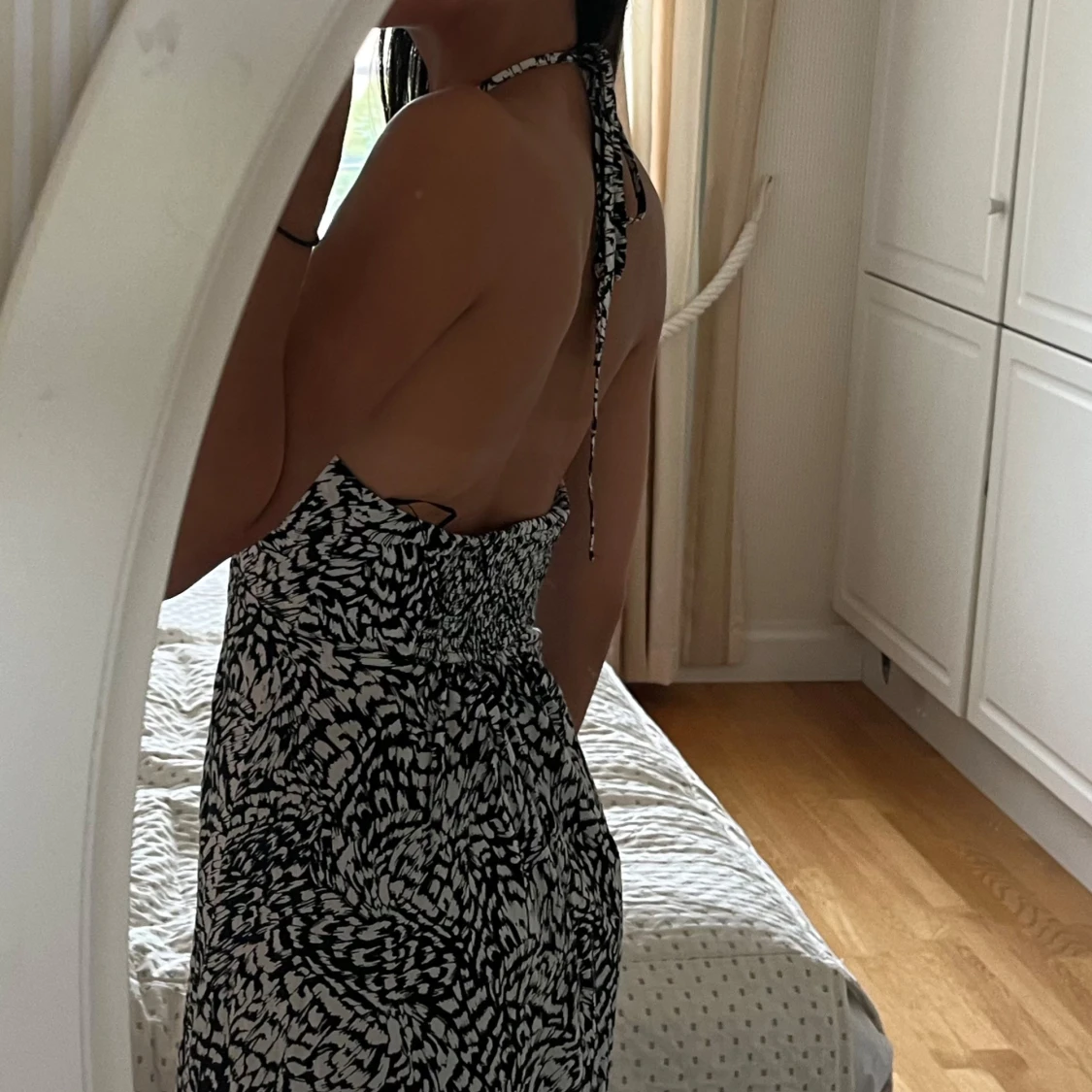 Svartvit halterneck långklänning - 1