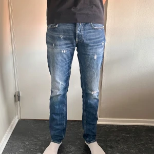 Replay - Säljer nu ett par helt nya replay jeans! I modellen ”Grover” som efterliknar ”Anbass”. Jeansen har riktigt snygga slitningar. Nypris 1299kr mitt pris 400kr! Vid fler frågor angående storlek är det bara att ✍🏼