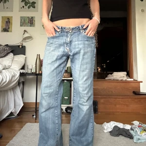 Blå bootcut jeans från Street One - Snygga blå jeans från Street One med bootcut passform och lågmidja. Jeansen har ljus tvätt, dekorativa sömmar på bakfickorna. De är tidigare köpt secondhand och jag har stärkt tyget med symaskin (se bild 5), något som man inte tänker på i verkligheten!
