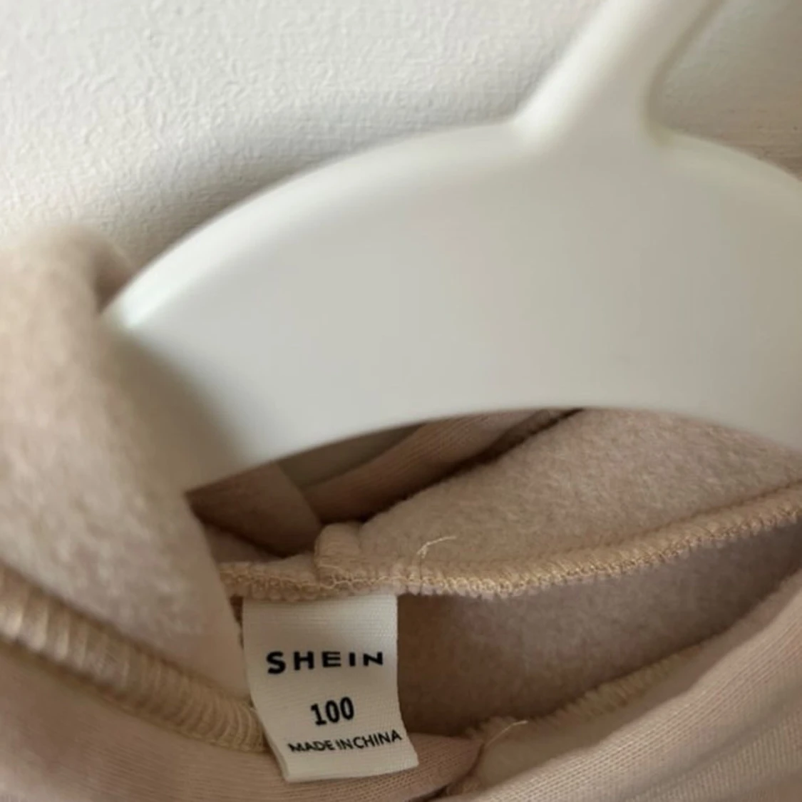 Beige hoodie med björntryck från SHEIN - 2