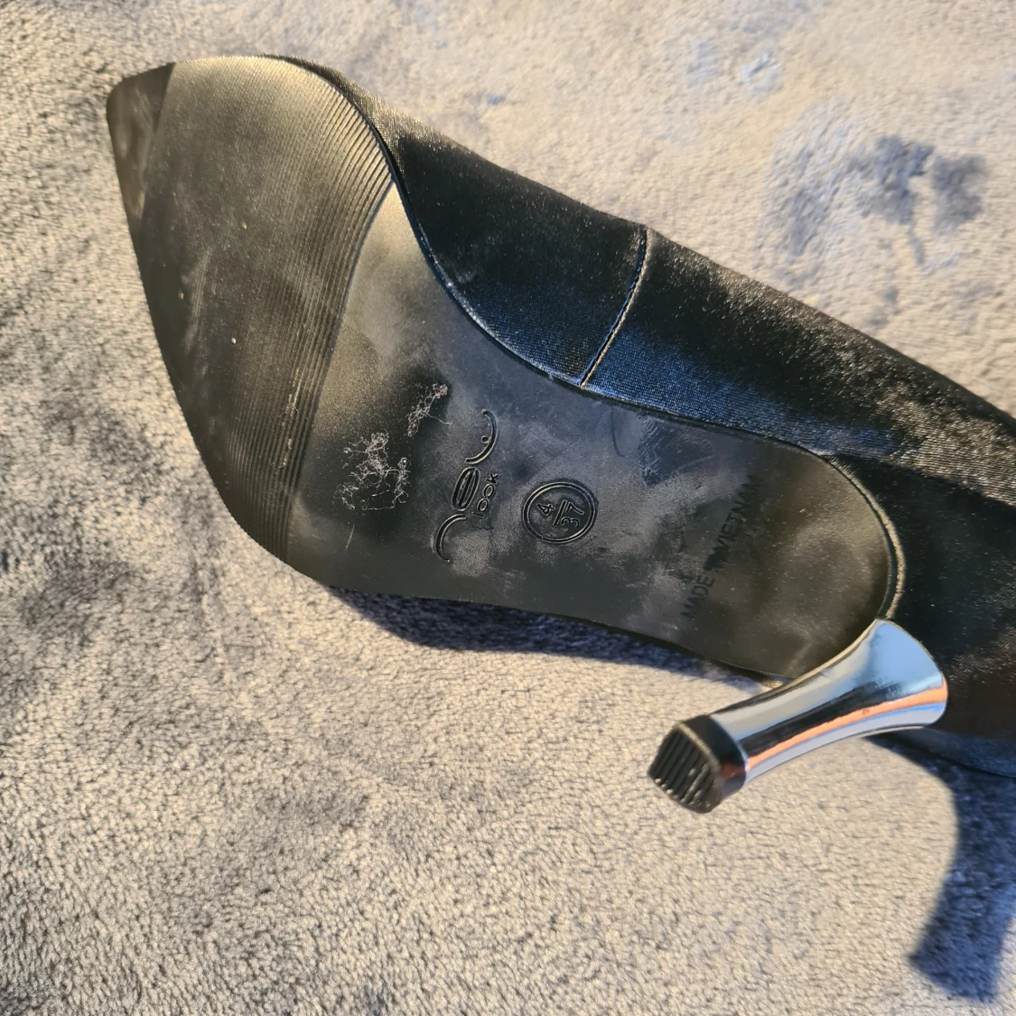 Svarta pumps med silvrig klack - 3