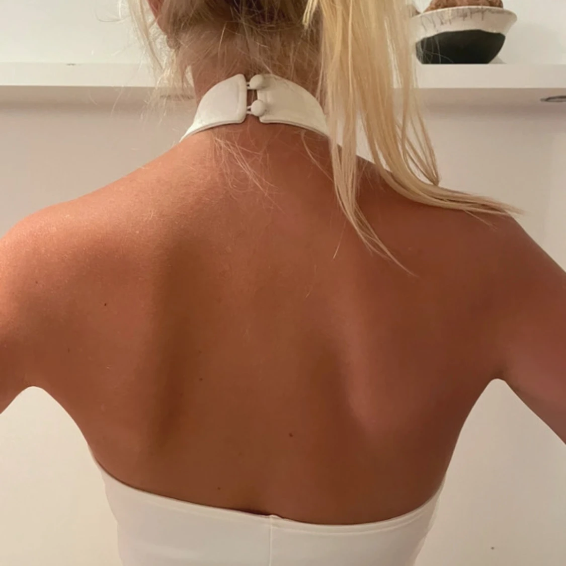 Vit halterneck topp med silverblommor - 1