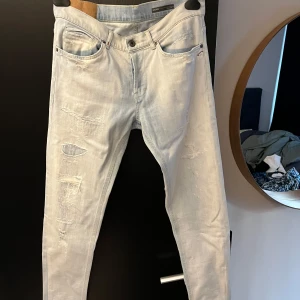 Dondup jeans George ljusblå - Snygga Dondup jeans med slitningar. Dom är storlek W35 och modellen är George ( Skinny fit). Jeansen är ljusblå och färgen är lite mörkare i verkligheten än på bilden. Hör av er om ni har frågor.