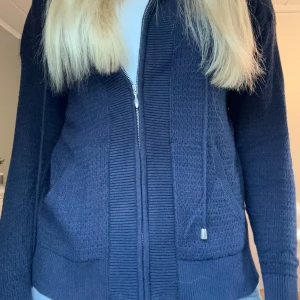 Mörkblå stickad zip  - Stickad zip hoodie från M&S collection. Storlek S. Mycket bra skick.