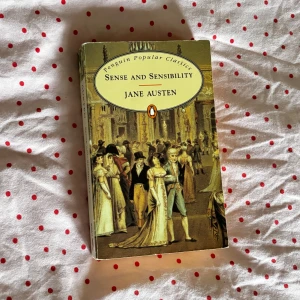 Bok: Sense and Sensibility av Jane Austen  - På engelska!  Bra skick!  Innehåller ett fåtal anteckningar i blyerts av förra ägaren, men inget som stör läsupplevelsen. 