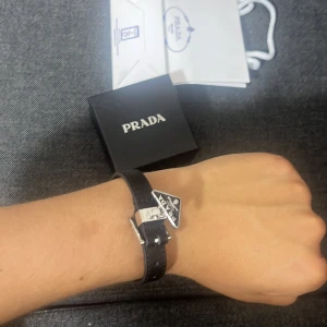Svart armband - Armband i svart färg sälj i helt ny skick