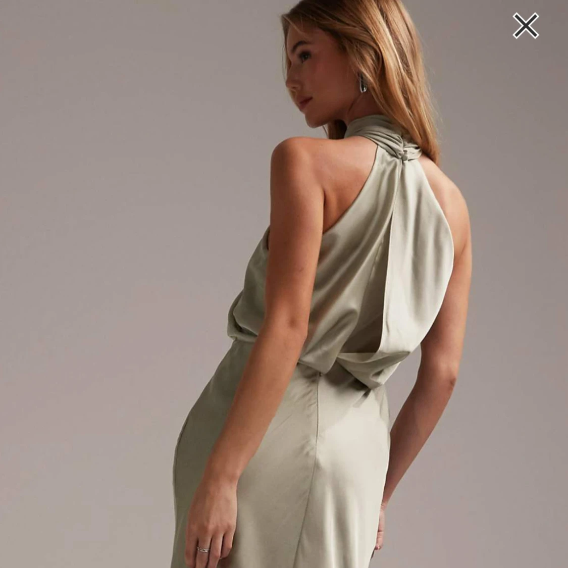 Ljusgrön satin långklänning med halterneck