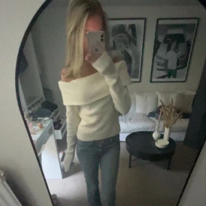 Offshoulder ribbad tröja från H&M - Superfin offshoulder tröja från H&M i ljusbeige färg. Ribbstickad och figurnära modell med långa ärmar, perfekt för dig som gillar en stilren och trendig look. Snygg att matcha med jeans eller kjol.