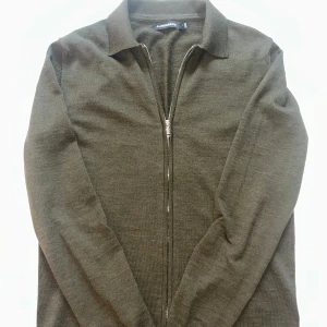 J.Lindeberg zip - Säljer en riktigt snygg och skön Zip från J.lindeberg i materialet merinoull. Den är riktigt skön och passar till väldigt mycket. Skicket är väldigt bra (inga defekter). Nypris på denna ligger runt 2000, mitt pris 400. Hör av vid frågor och funderingar🙌