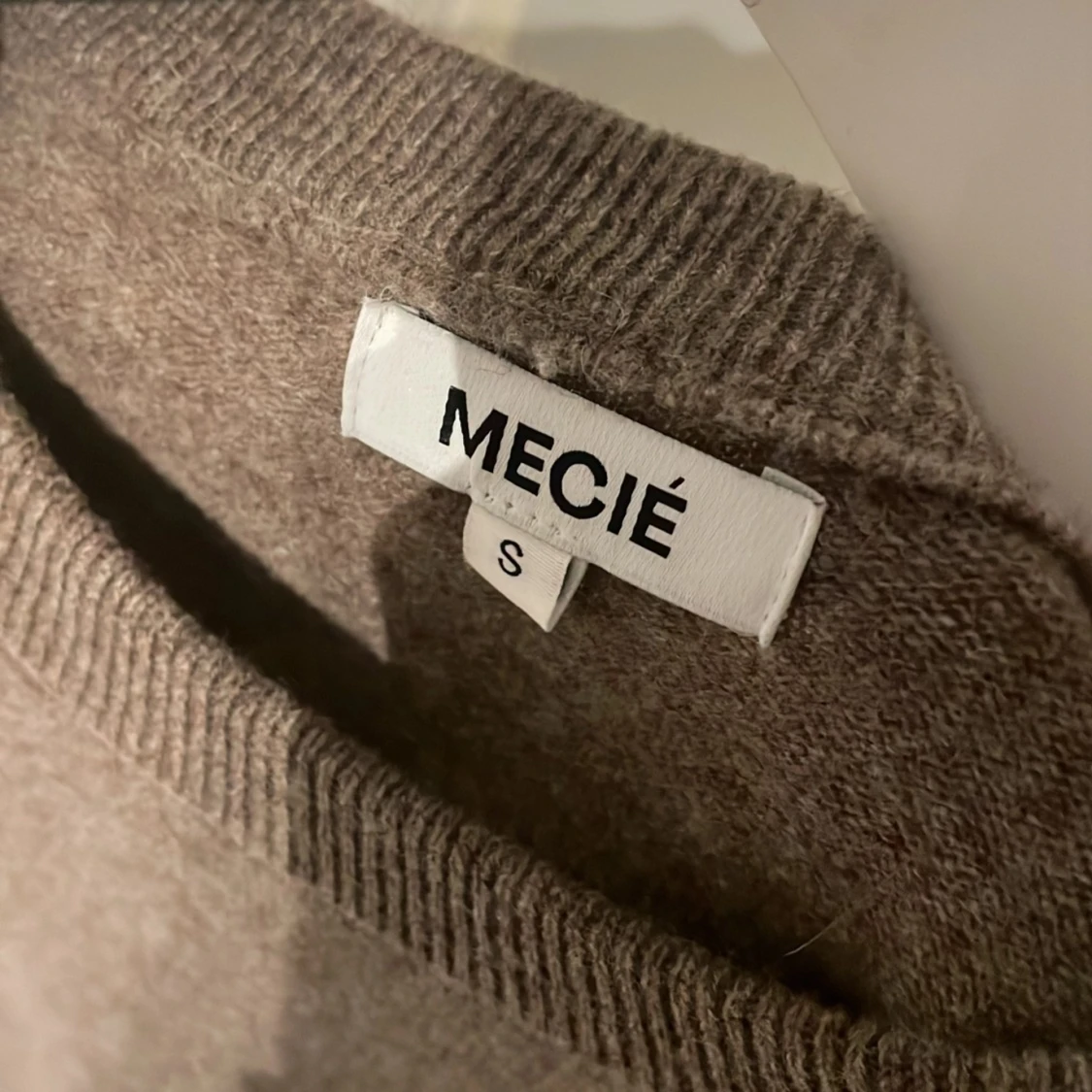 Ljusbrun merinoulltröja från MECIÉ - 2