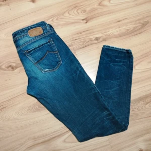 Jacob Cohen jeans  - Säljer ett par blå jeans från Jacob cohen  med klassisk femficksdesign och snygga slitningar framtill. Jeansen harorange kontrastsömmar. Skinnpatch med logga bak i midjan. Perfekta för dig som gillar en avslappnad och tidlös look. W28 L32. Pris kan diskuteras.