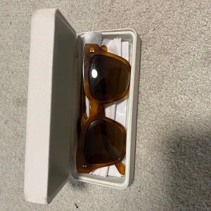 Chimi Havana solglasögon brun - Snygga solglasögon från Chimi i modellen 07, färg: Havana. De är lite snea och därför det nedsänkta priset, fungerar dock fortfarande bra att ha på sig💕💕om ni har frågor är det bara att skriva