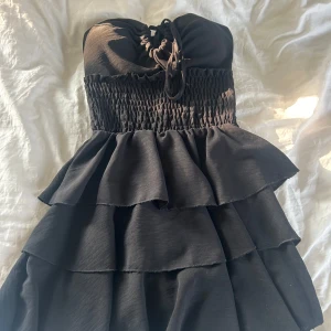 svart klänning - säljer en jätte söt klänning som jag köpte i frankrike som tyvärr inte kommer till någon användning. Klänningen är använd 2 gånger kanske och den är köpt i en fransk butik!