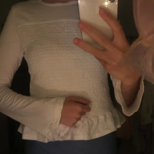 Vit långärmad blus från Gina Tricot - Supersöt vit långärmad blus från Gina Tricot, mycket bra skick använd bara ett par gånger och då den har hunnit bli liten jätte fin enkel blus/topp🤗❣️