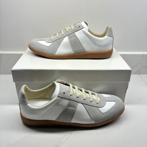 Maison Margiela Gats  - En av dem få autentiska Maison Margiela Gats | Sprillans nya skick 10/10 | Storlek 43 och färgen vit/grå | KVITTO finns, box och dust-bag tillkommer vid köp | Hör av er för mer information/bilder!