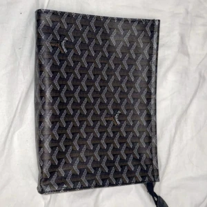 Fin väska ca 30 cm bredd - Fin väska nästan oanvänd, pris kan diskuteras