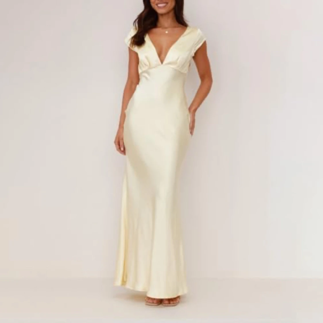 Champagnefärgad långklänning i satin - 1