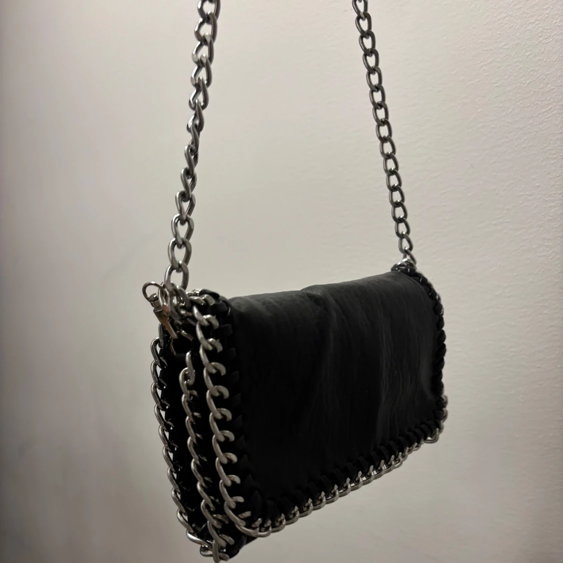 Svart axelväska med kedjedetaljer