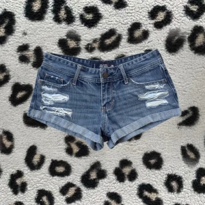 Lågmidjade Hollister shorts - så fina lågmidjade hollister jeansshorts, i perfekt skick 🩵