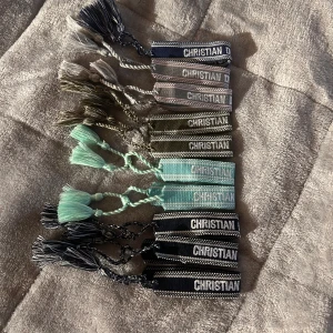 Trendiga armband - Schyssta armband, perfekt för en stilren touch till outfiten! Nyskick på allihop. Skriv privat vid köp av en eller flera!🍾