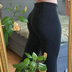 Svarta Nike Dri-FIT leggings S - Svarta straight/bootcut leggings från Nike med Dri-FIT-teknologi. De har en bred midja och är tillverkade i ett stretchigt syntetmaterial som andas. Perfekta för träning eller chill, med diskret Nike-logga framtill. Nästan helt nya, använd ett fåtal gånger anledningen till att jag säljer är för att dom är alldeles för korta för mig som är 183.