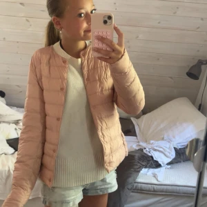 Ljusrosa dunjacka från Uniqlo - Supersnygg ljusrosa dunjacka från Uniqlo 💓nypris: 749 kr säljer för: 350 kr! Pris kan diskuteras 💞