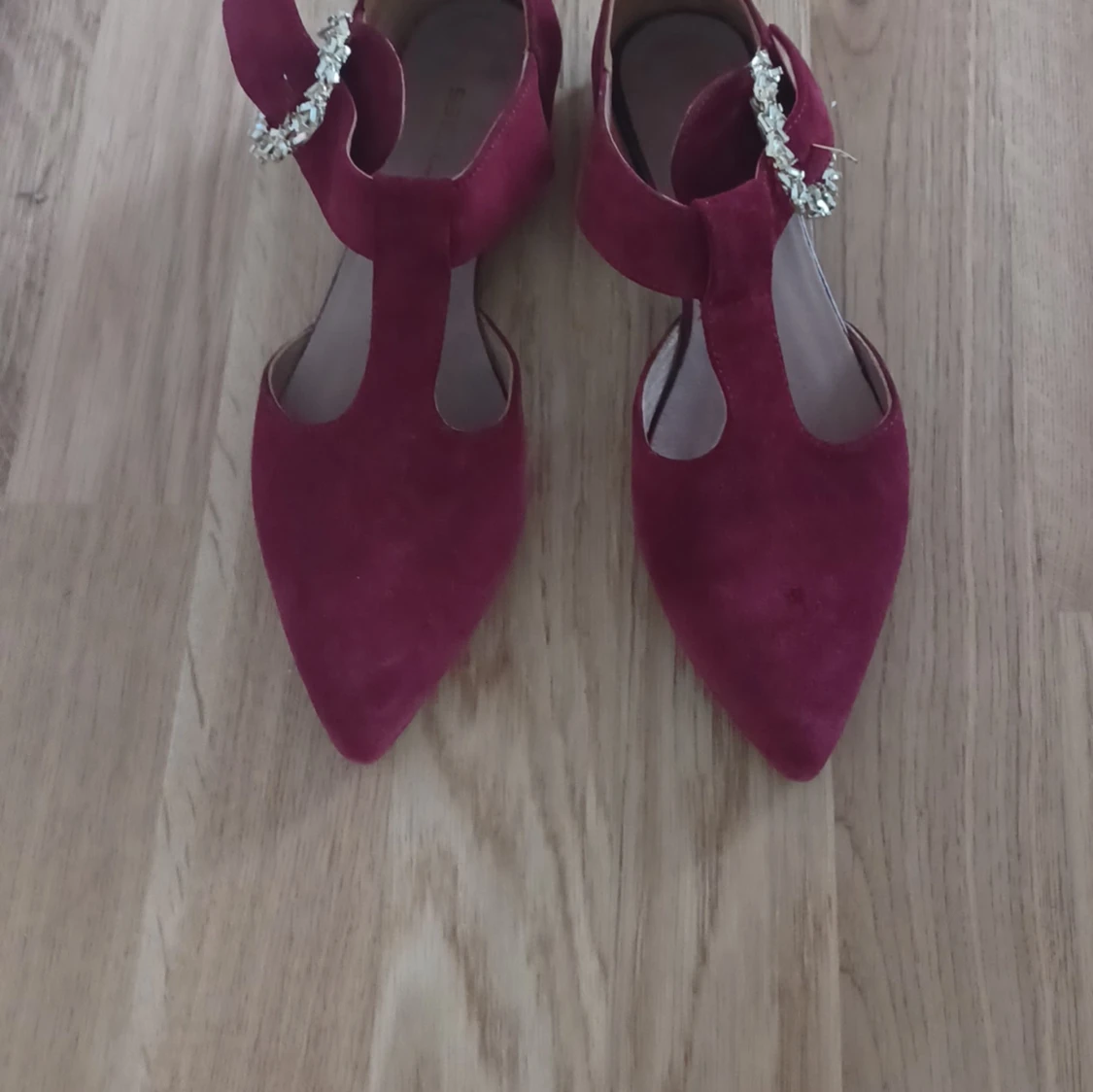 Vinröda mocka ballerinaskor med smyckesspänne