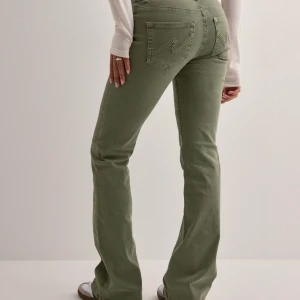 Gröna nelly jeans - Säljer mina jätte fina Nelly jeans då jag tröttnat på dem. De är i super skick o har knappt använt dem. Köptes i julas!! Passar till alla tröjor och sitter sjukt bra!! Köptes för 700 säljer för 450! Kan gå ner i pris. Skriv för frågor och funderingar🪼🩷
