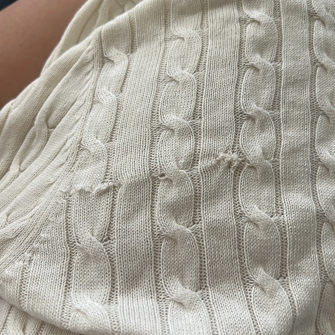 Vit kabelstickad kofta med knappar - 1