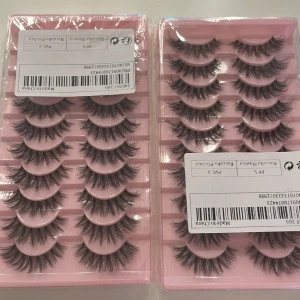 Falska ögonfransar i 10-pack c curl  - Säljer två förpackningar med totalt 10 par fylliga, svarta lösögonfransar. Fransarna är långa, fluffiga och har en snygg volym för en dramatisk look. De kommer i rosa plastförpackningar och är tillverkade av syntetmaterial.