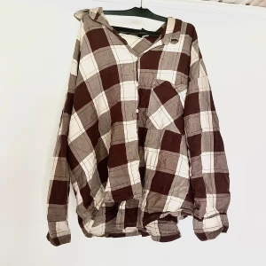 Flanell skjorta - Rutig skjorta i strl S/M med baggy/oversized passform. Knappt använd, otroligt skönt och luftigt material.