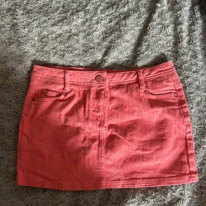 Rosa jeanskjol  - Supersöt rosa jeanskjol💓 köpt på en second hand i Amsterdam! 