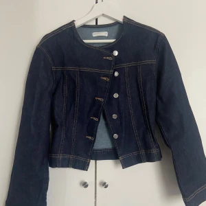 Mörkblå jeansjacka/topp - Supersnygg mörkblå jeansjacka/topp från Gina. Jackan har en croppad passform. Kontakta vid frågor osv 😊