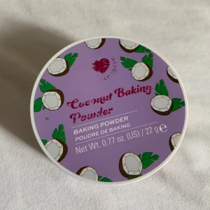 coconut baking powder - från revolution. Använd ett par gånger men inte ofta. Har endast gjort hål och inte dragit av plastfliken (se bild 4”) Köptes från makeup.se för 83kr.