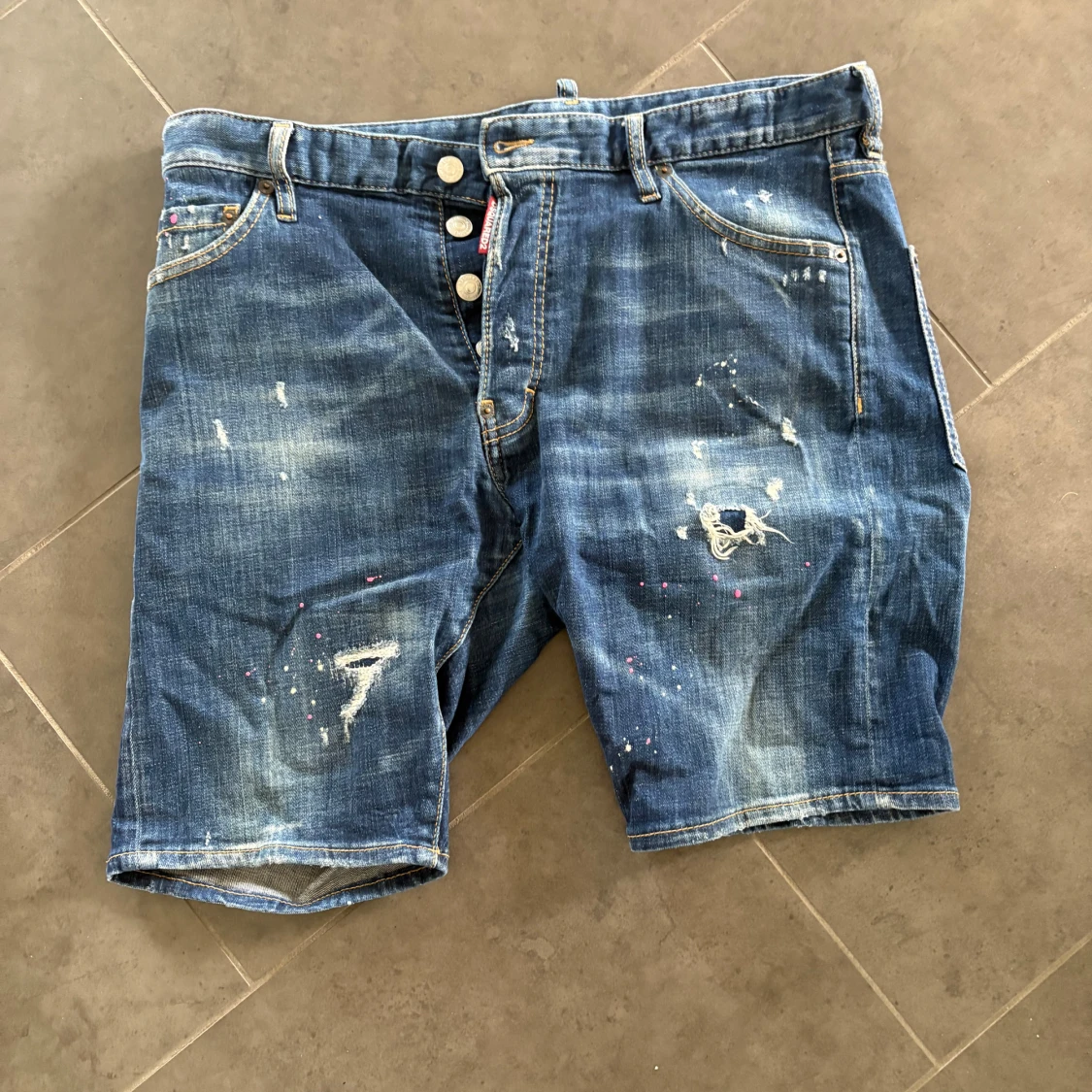 Blå jeansshorts med slitningar